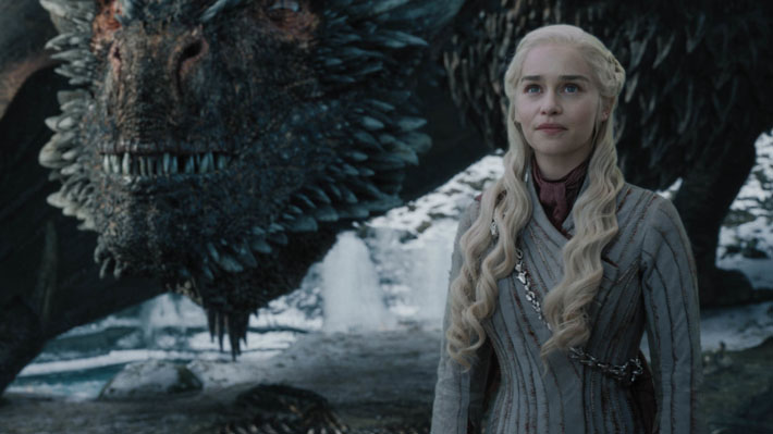 Emilia Clarke se refiere a la polémica por el vaso en escena de "Game of Thrones" y comparte foto que aclararía su aparición