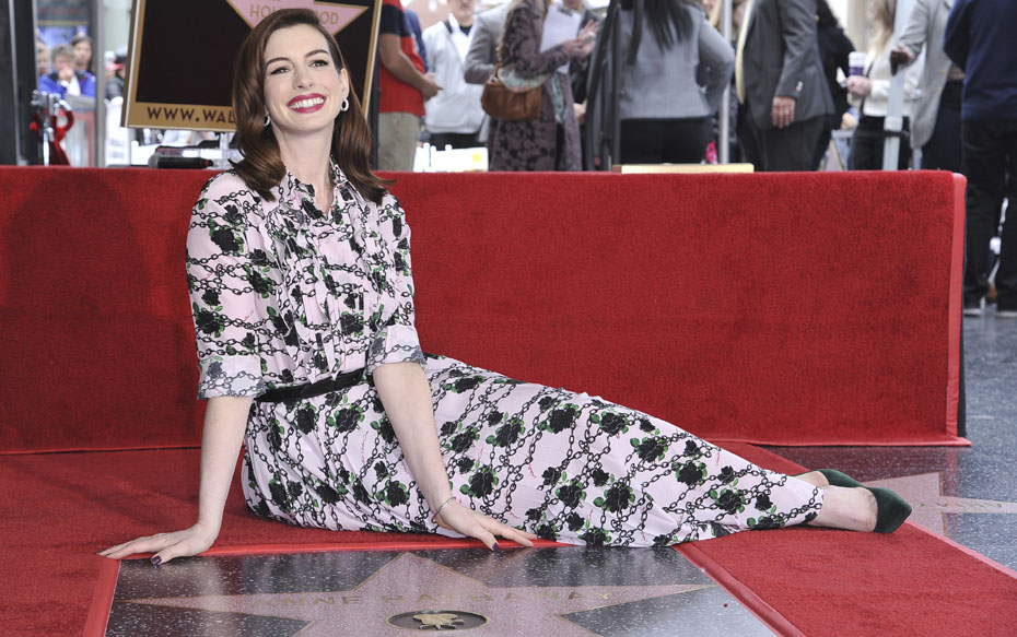 Fotos: Anne Hathaway celebra su estrella de la fama en Hollywood posando junto a su esposo y a sus padres