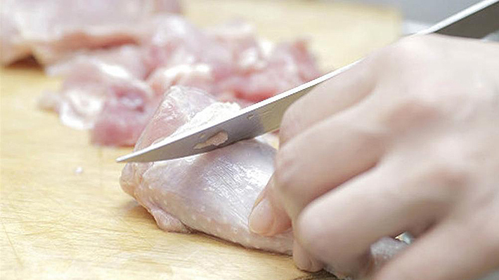 Expertos advierten los peligros de lavar el pollo crudo y recomiendan formas seguras de manipular el alimento