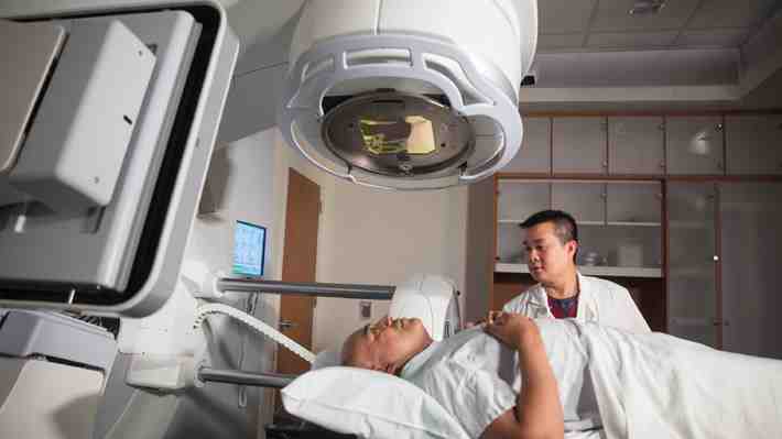 Falta de equipos deja a casi 25 mil pacientes de hospitales con cáncer sin radioterapia al año