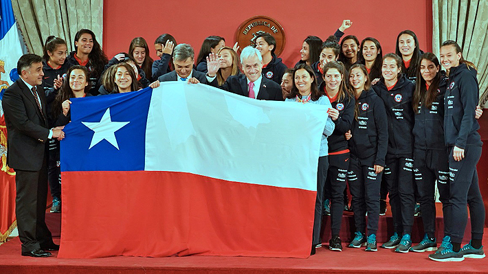 Piñera entrega bandera a la "Roja" femenina y su capitana agradece: "Vamos a dejar bien puesto el nombre de Chile"