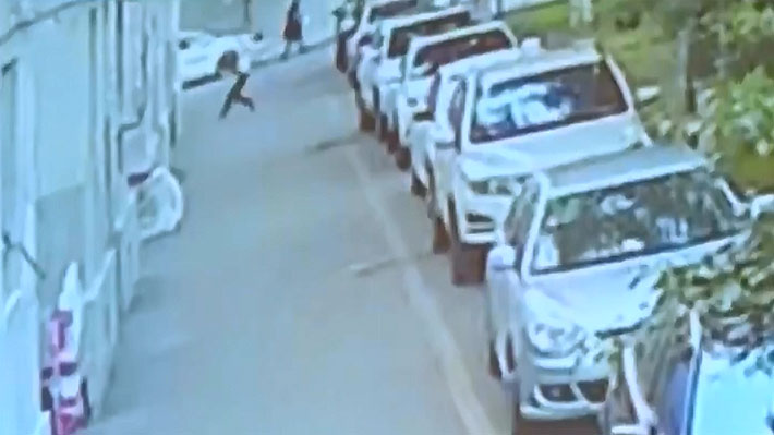Video: Hombre atrapa a niño que cayó desde un quinto piso en China