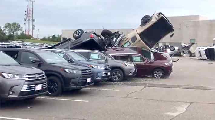 Tornado arrasó con 500 vehículos de una concesionaria en EE.UU.