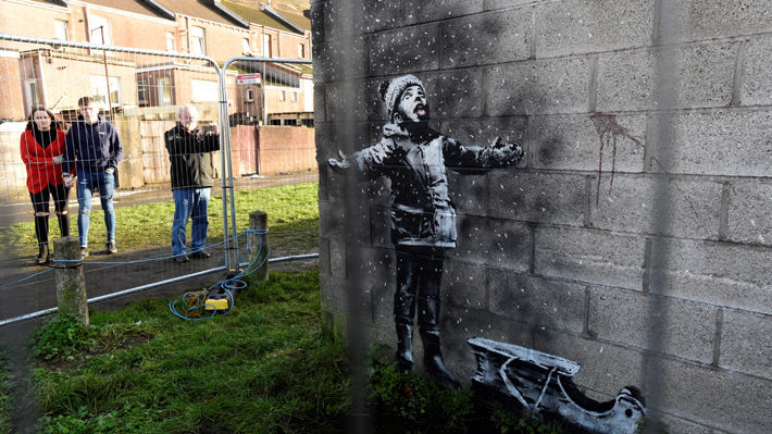 Mural de Banksy hecho en un garaje de Gales fue trasladado a un edificio para ser exhibido
