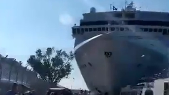 Video: Crucero pierde el control e impacta contra un muelle en Venecia