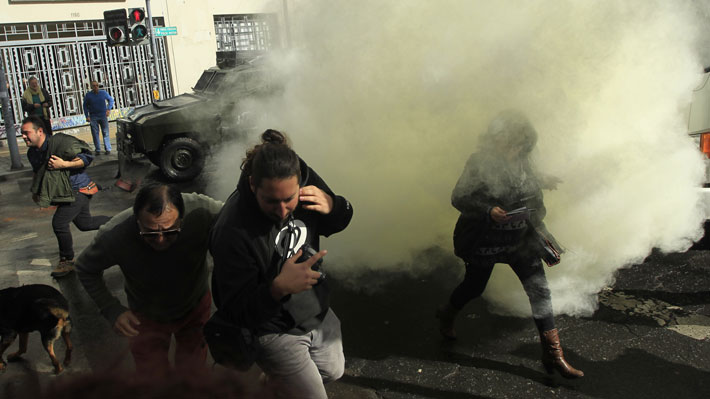 Profesores protestan y se generan incidentes con Carabineros en Santiago y Valparaíso