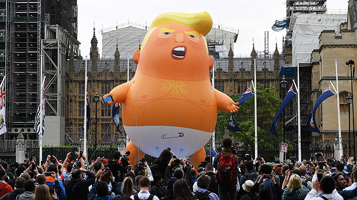 El gigante "Baby Trump" sobrevuela Londres como protesta a la visita del Presidente