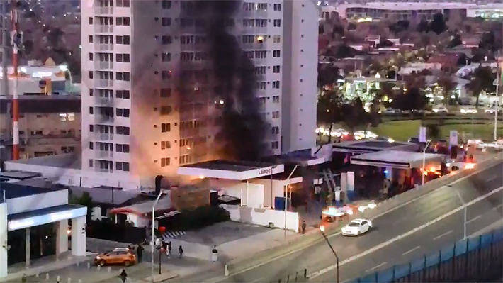 Incendio en estación de servicio en Rotonda Atenas puso en alerta a vecinos de Las Condes