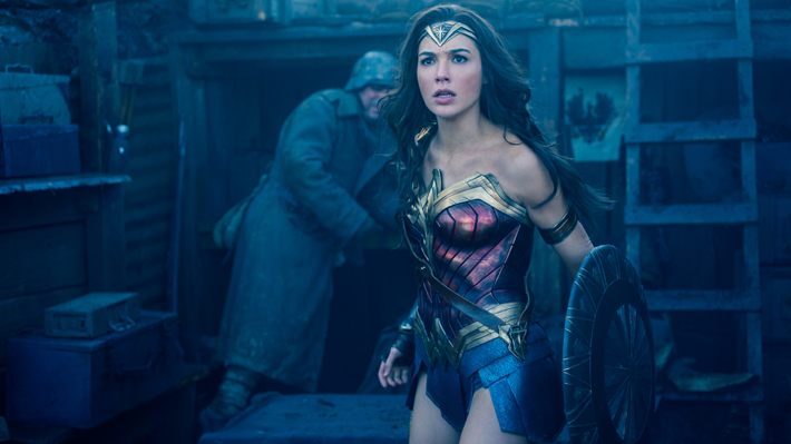 Gal Gadot aparece con una nueva y brillante armadura dorada en el primer afiche de "Wonder Woman 1984"