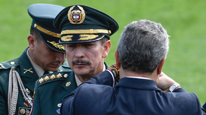 Presidente de Colombia defiende a general acusado de haber matado civiles