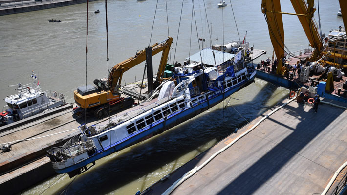 Hungría: Reflotan el barco turístico hundido en Budapest y recuperan los cuerpos de otras cuatro víctimas