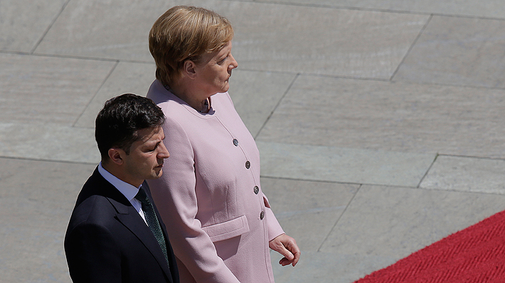 Video: Angela Merkel sufre temblores corporales en medio de ceremonia oficial y preocupa a Alemania