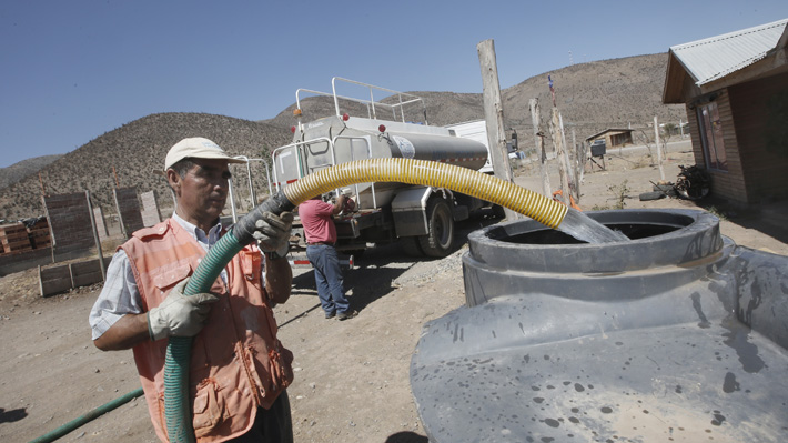 Vecinos de Petorca viven con sólo 50 litros de agua potable al día