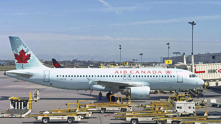 Pasajera canadiense acusó a aerolínea de olvidarla tras quedarse dormida durante un vuelo y despertar sola en el avión
