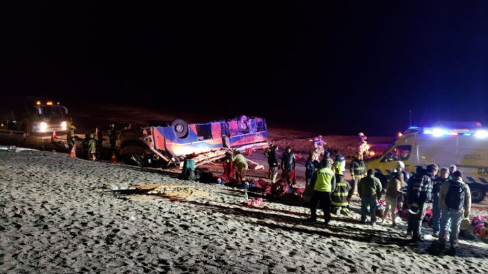 Volcamiento de bus en ruta que une Iquique con Collahuasi deja al menos cinco fallecidos