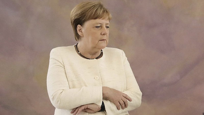Angela Merkel vuelve a sufrir un visible temblor corporal durante un acto en Berlín
