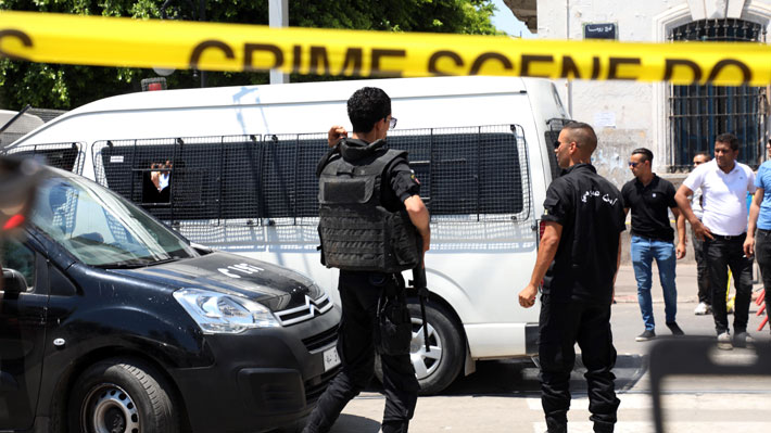 Al menos un policía muerto y ocho personas heridas dejó un doble ataque suicida en Túnez
