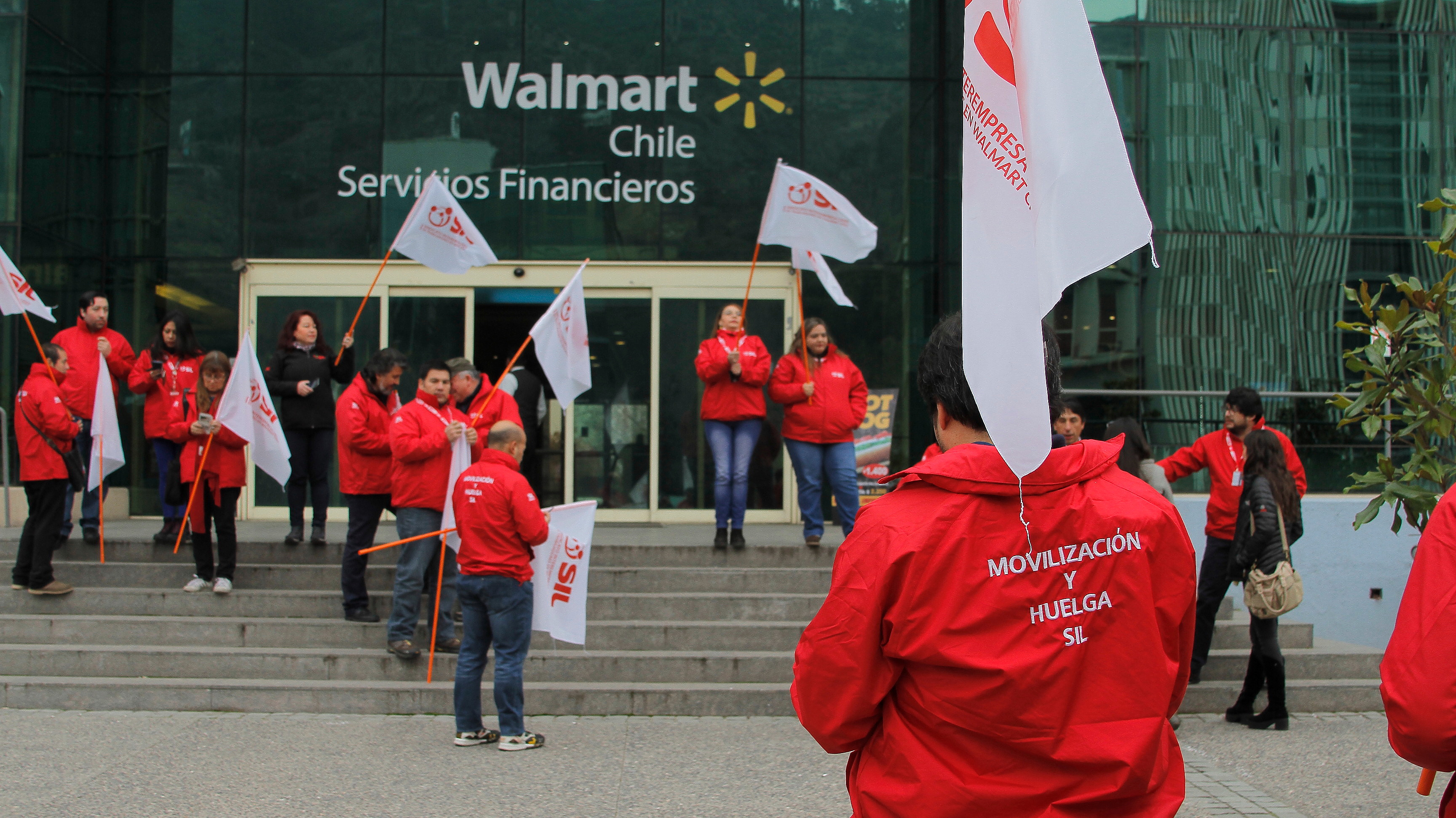 Larraín aborda automatización y posible huelga de trabajadores en Walmart: "Es un problema mundial"