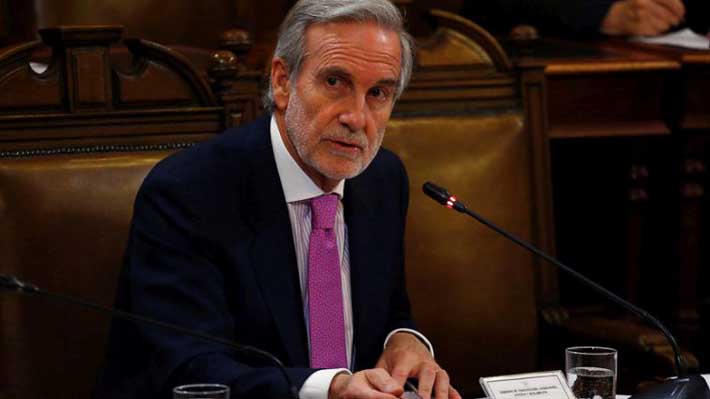 Arturo Alessandri pone a disposición presidencia del Colegio de Abogados en medio de polémica