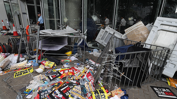 Galería: El día después de la inédita toma del Parlamento de Hong Kong