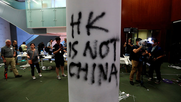 Hong Kong: China afirma que Reino Unido "fantasea con la gloria pasada del colonialismo británico"