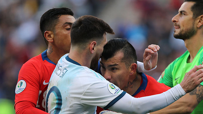 Un descontrolado Chile se despidió de la Copa América cayendo con Argentina en un partido caliente y con expulsiones de Messi y Medel