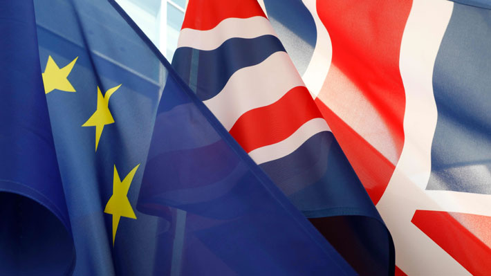 Laboristas y sector conservador planean moción de censura al Gobierno británico en caso de Brexit duro