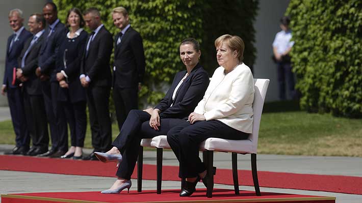 Merkel rompe protocolo habitual al participar sentada en la recepción oficial de la primera ministra danesa