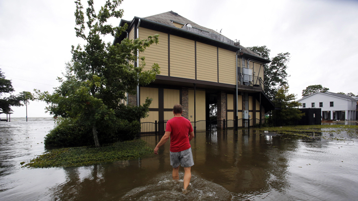 Barry se convierte en huracán de categoría 1 al acercarse a la costa de Luisiana