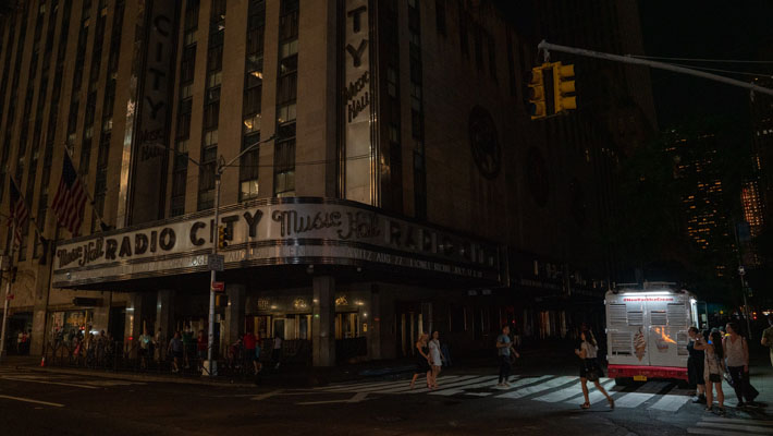 Apagón en Nueva York: Vuelve la luz a Manhattan tras corte de energía que afectó a 72.000 clientes, metro y teatros