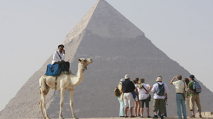 Estadounidense es detenido por mostrar su trasero en las pirámides de Guiza: fue acusado de atentar contra la moral