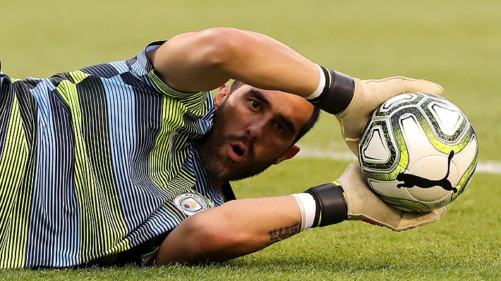 Mira la mejor tapada de Claudio Bravo en el City en su regreso a las canchas tras casi un año sin jugar por lesión