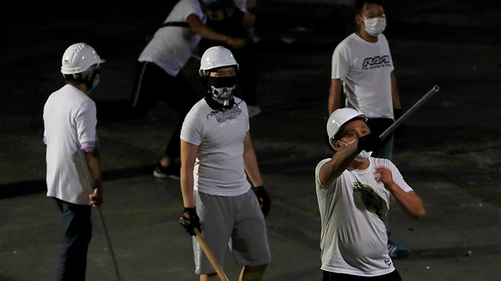 Conmoción en Hong Kong por violento ataque contra un grupo de manifestantes en el metro