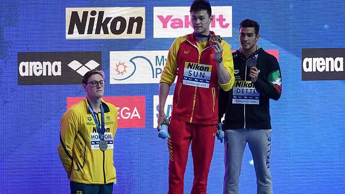 Polémica enciende el Mundial de natación: Competidores se rebelan y se niegan a compartir podio con medallista de oro