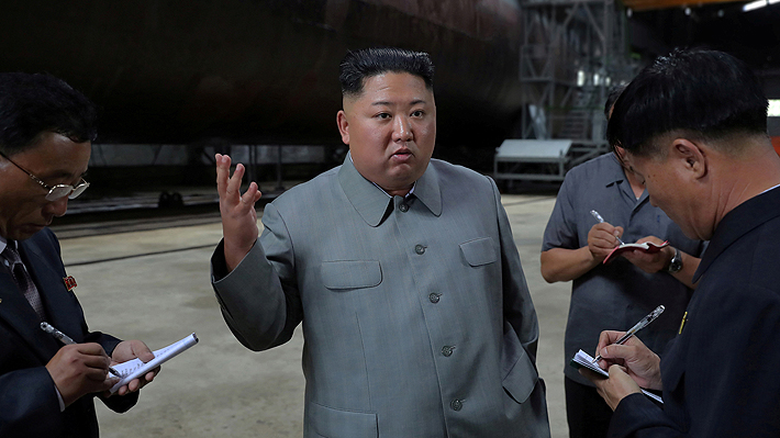 Kim Jong-un aumenta presión a EE.UU. con la inspección de un nuevo submarino militar