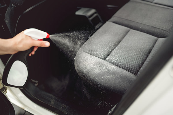Cómo limpiar el coche antes de las vacaciones: trucos y productos