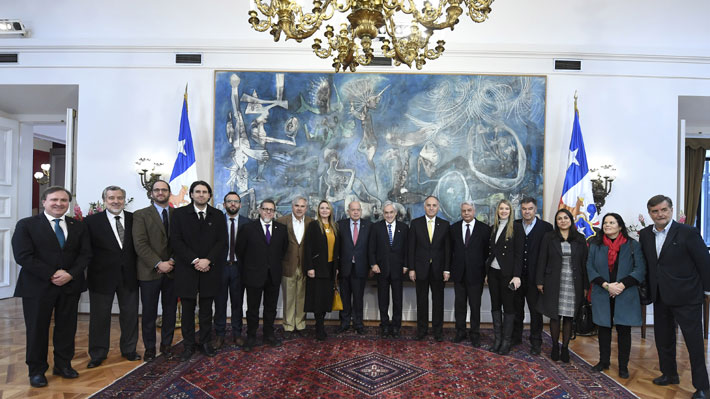 Diputados del FA expresan a Piñera preocupación ante posible visita de Presidente de Filipinas a Chile por la APEC