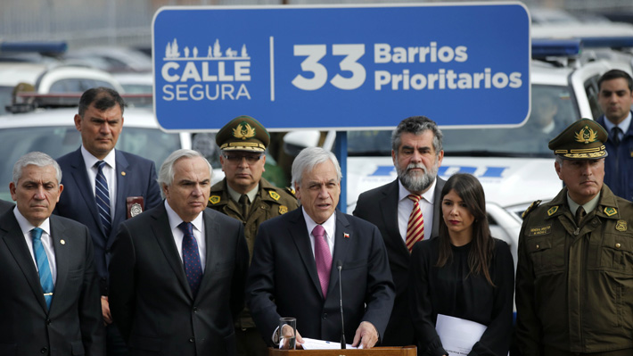 Más policías, radiopatrullas y motos: Piñera lanza plan para combatir delincuencia en 33 "barrios prioritarios"