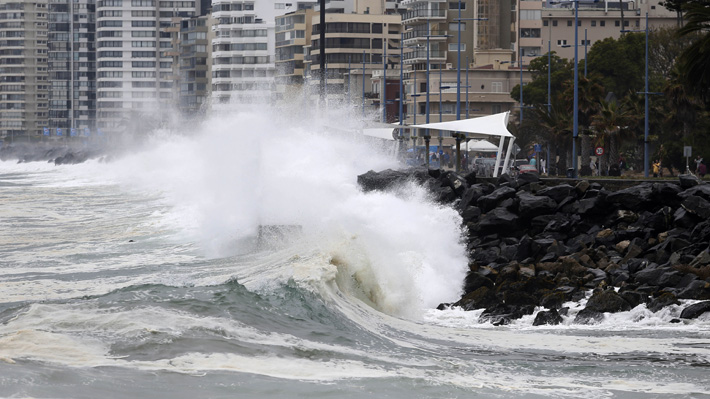 Declaran alerta entre Arica y Aysén por marejadas anormales con olas de cinco metros