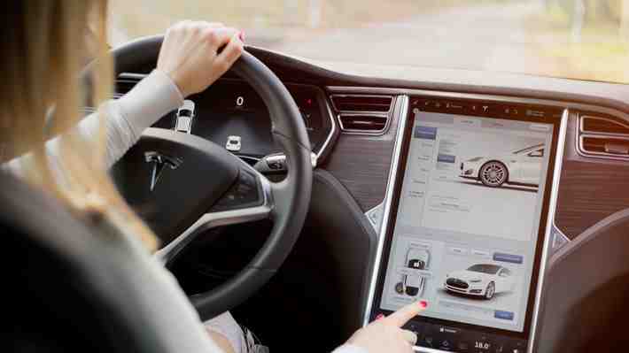 Informe dice que los autos nuevos son vulnerables a hackers que podrían generar accidentes mortales