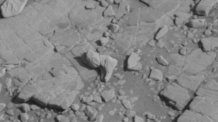¿Es la pierna de un robot?: Extraña forma aparece entre las rocas una de las fotografías enviadas desde Marte