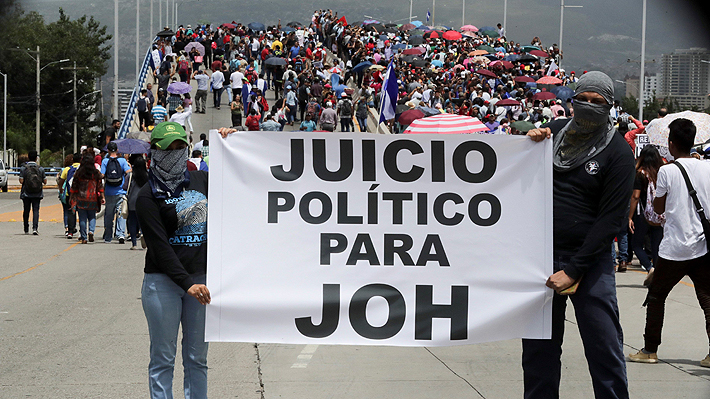 Miles de personas exigen en las calles la salida del Presidente de Honduras por presuntos vínculos con el narcotráfico