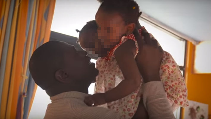 Padre senegalés finalmente tomó una decisión sobre sus hijas siamesas: no las separará