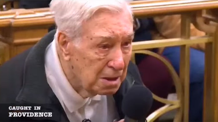 Video: Hombre de 96 a&ntilde;os es acusado de manejar a exceso de velocidad y su defensa ante el juez se hace viral