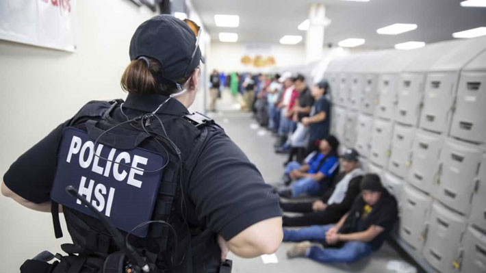Mississippi: Liberan a decenas de migrantes detenidos en mayor redada de EE.UU. en una década