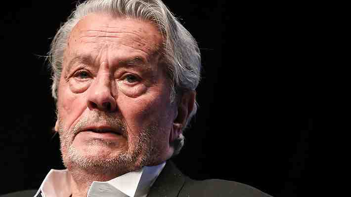 Alain Delon sufrió un accidente cerebrovascular y se recupera en una clínica en Suiza