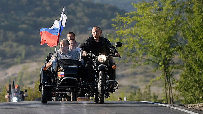 Presidente Putin visita Crimea y Ucrania muestra su "enérgica protesta" ante el viaje