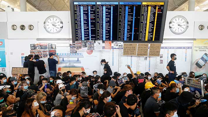 Hong Kong: Más de cinco mil manifestantes se toman el aeropuerto y obligan a cancelar vuelos