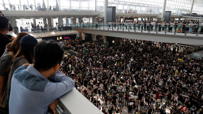 Aeropuerto de Hong Kong reanuda su actividad tras protestas que obligaron a cancerlar vuelos