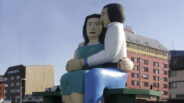 Todo Chile podrá participar en consulta sobre el futuro de la polémica escultura "Sentados frente al mar" de Puerto Montt
